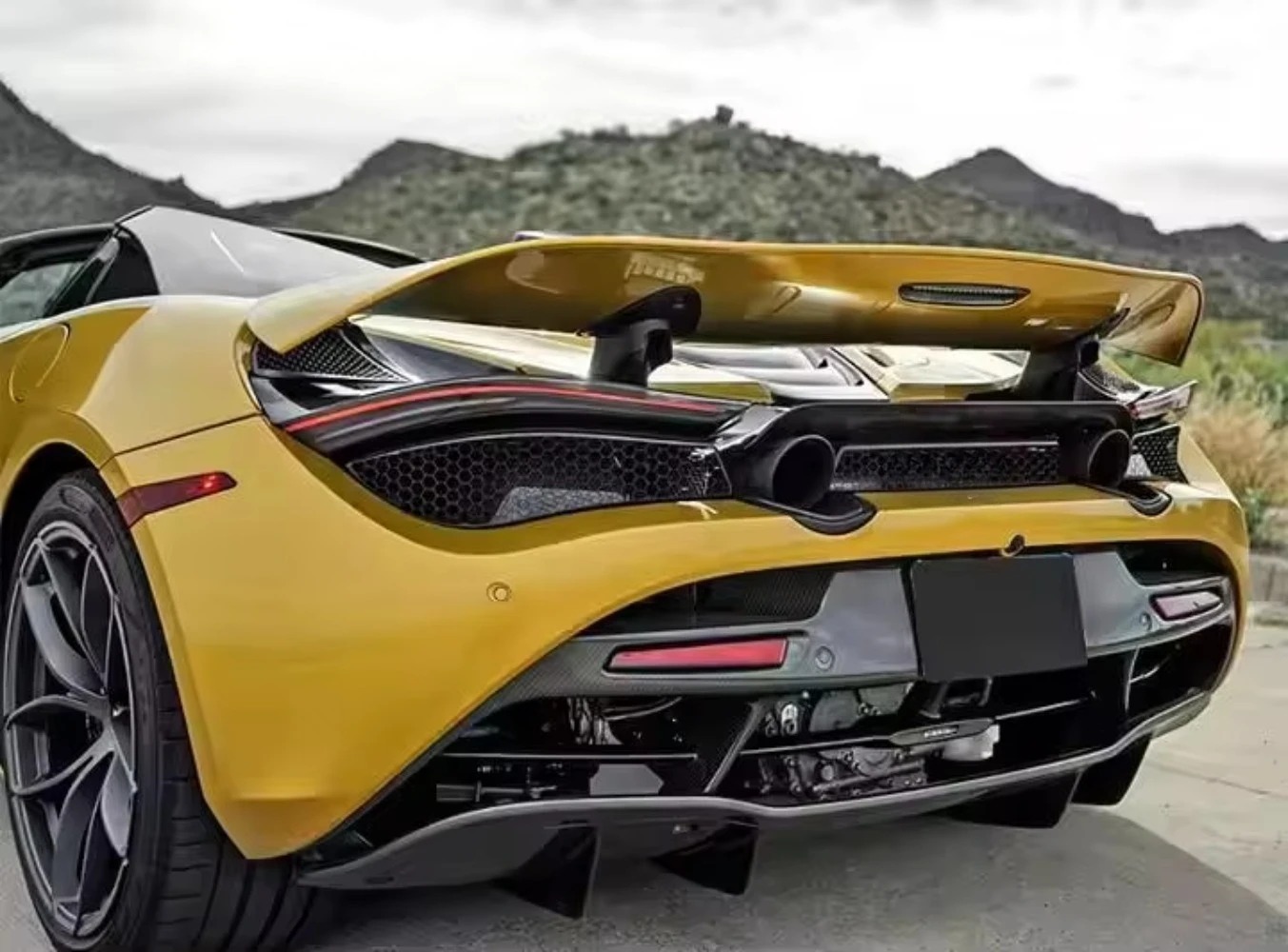 High Quality Fast Delivery Whole Sale Price Dry Carbon Fiber OEM Style Rear Middle Bumper Body Kits for 720S